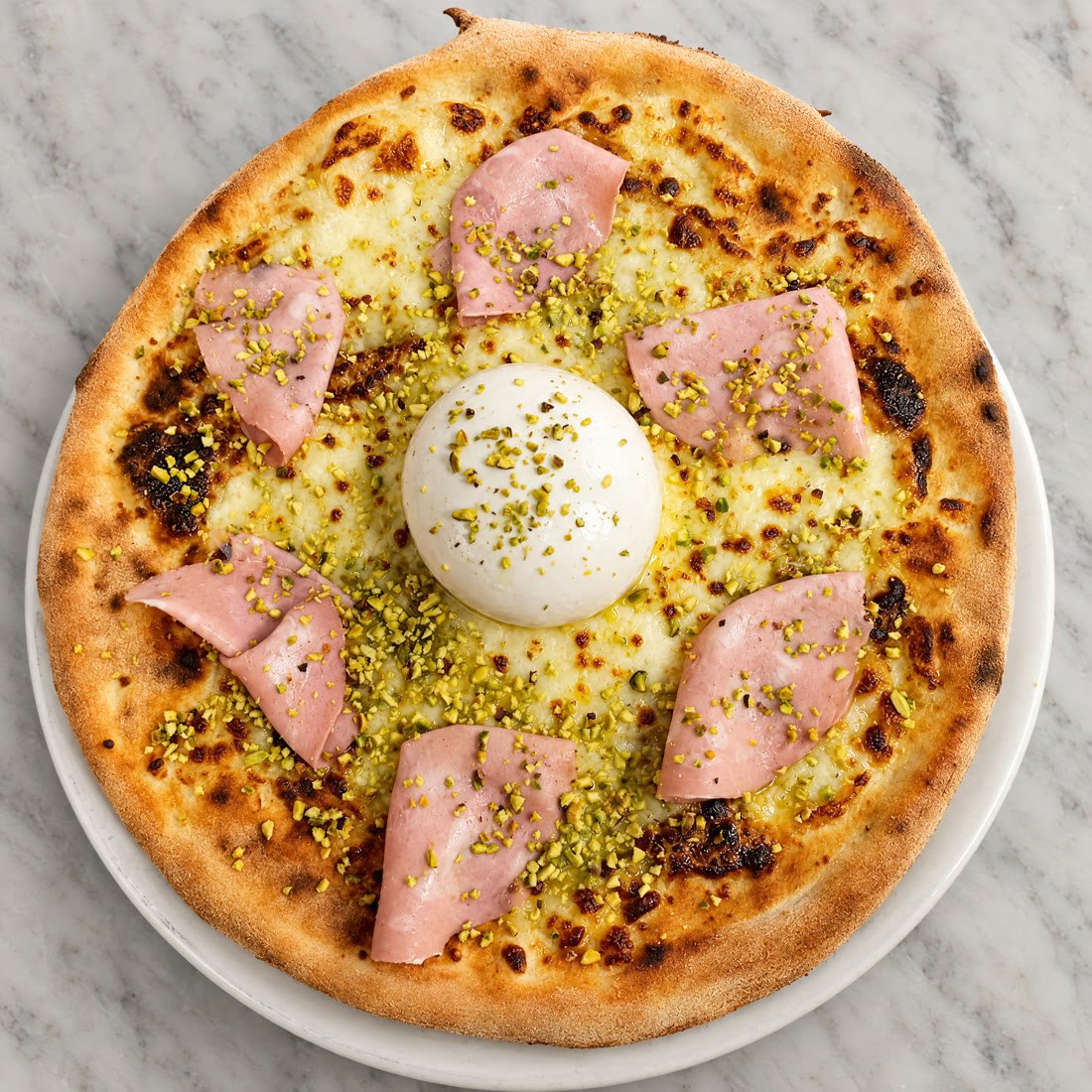 La Bolognese vista dall'alto: mortadella, granella di pistacchio e burrata al centro
