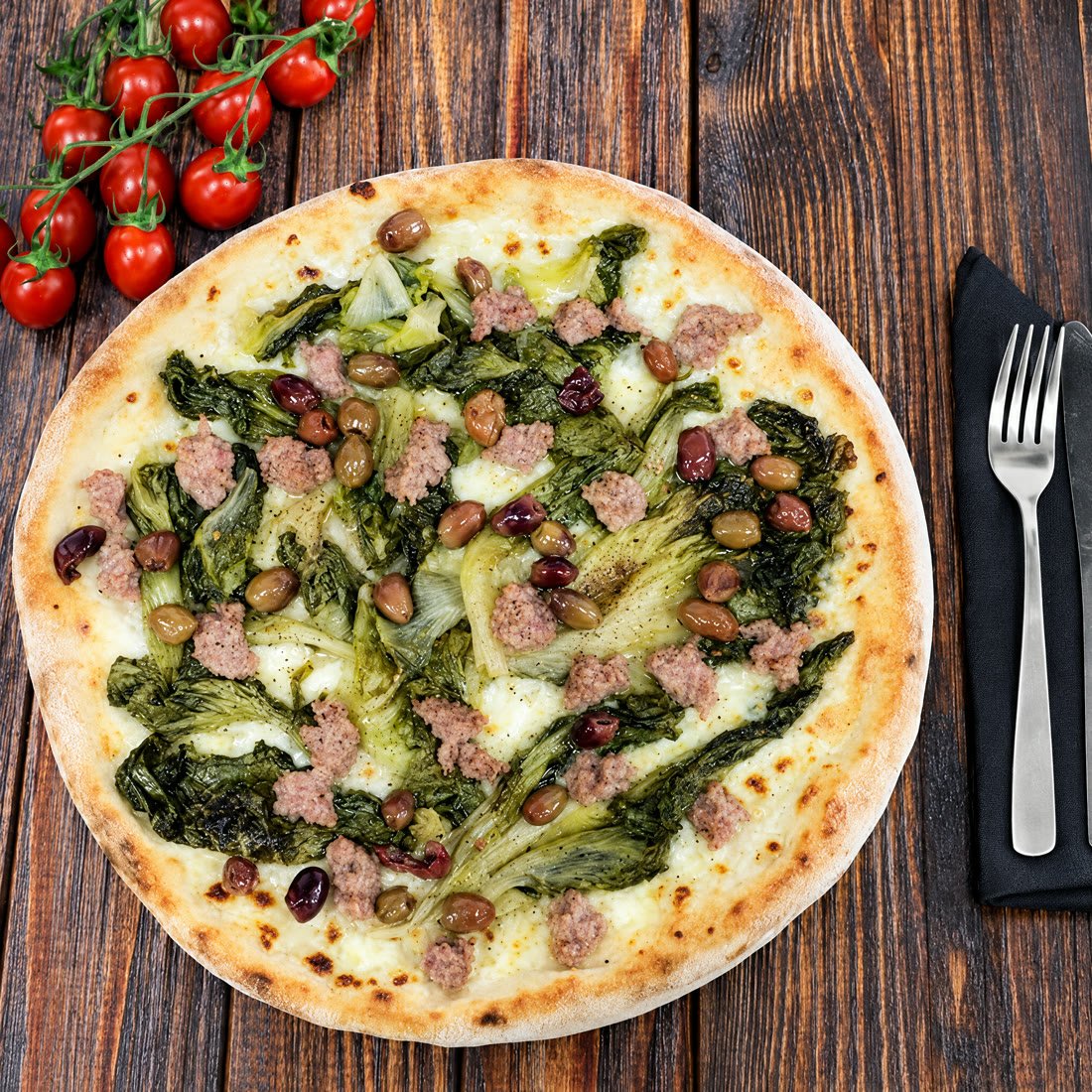 La Saporita vista dall'alto: pizza bianca con scarola, salsiccia e olive